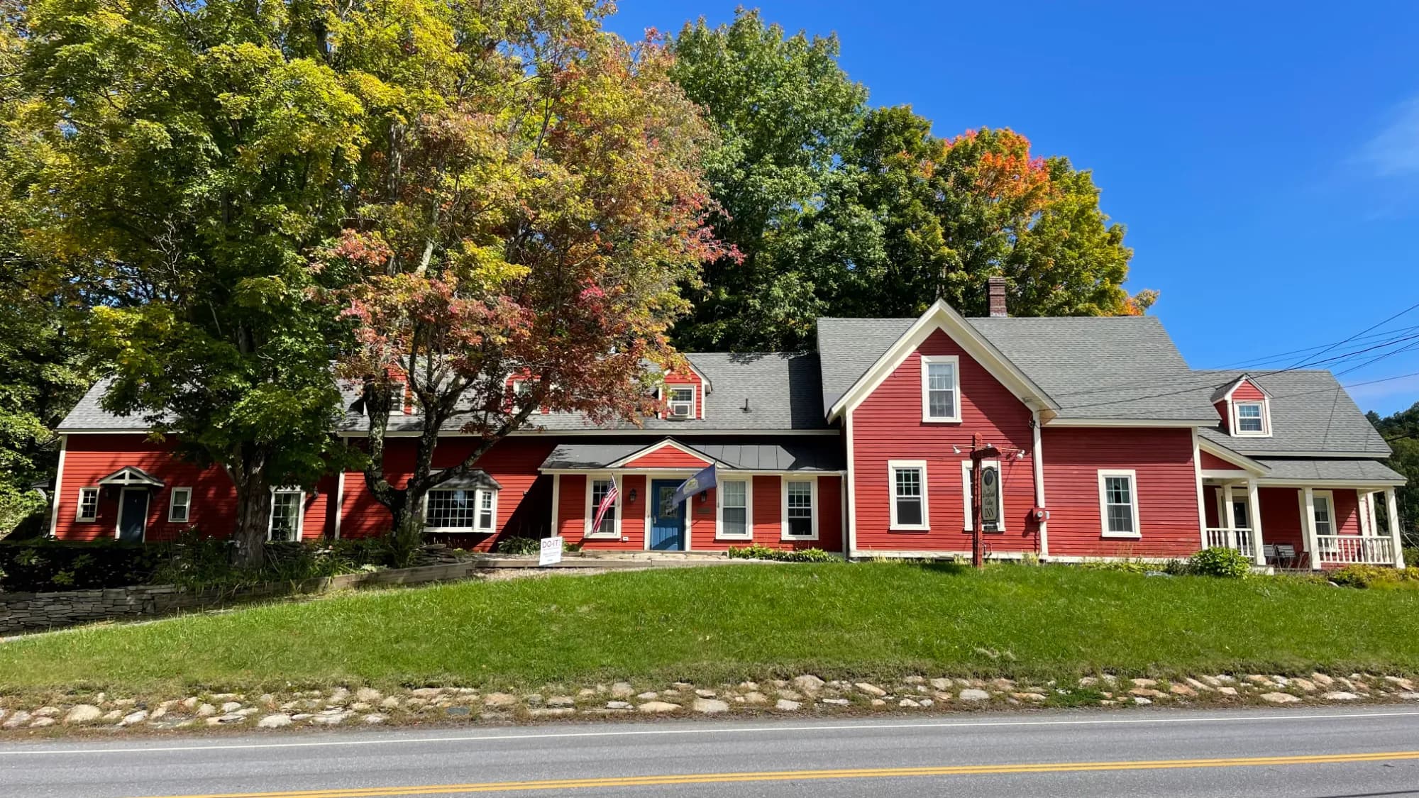 Deerfield Valley Inn — historic farmhouse-style bed & breakfast near Mount Snow, Vermont